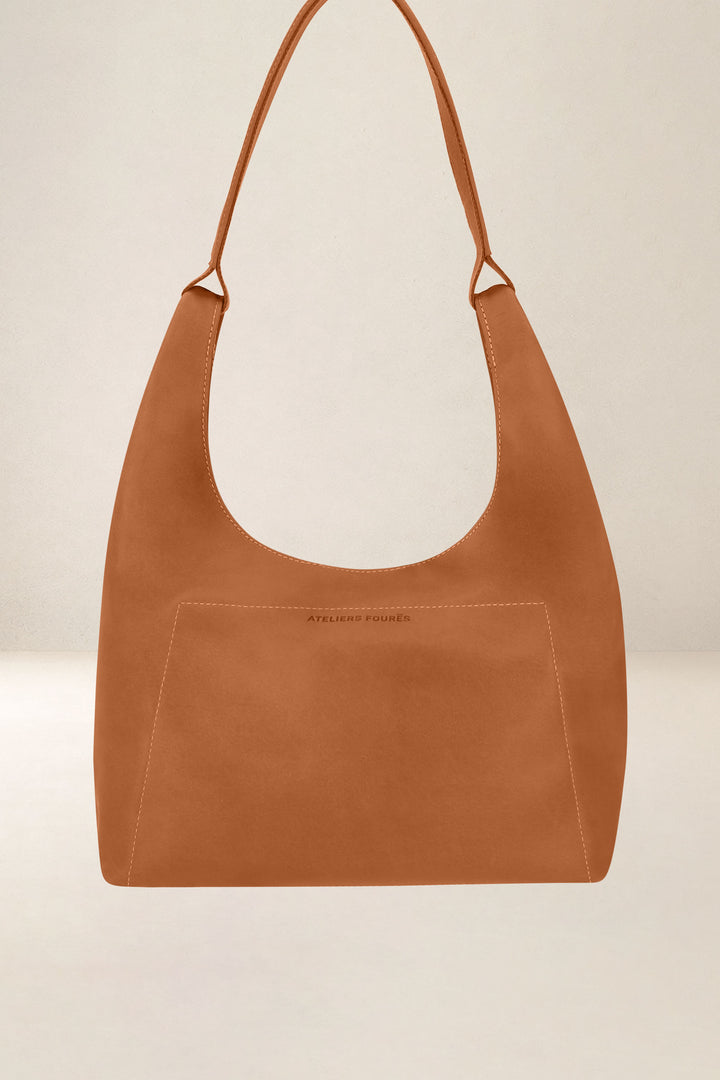 Sac à main en cuir pleine fleur AMAZONE coloris lionne, vue d’ensemble – Ateliers Fourès