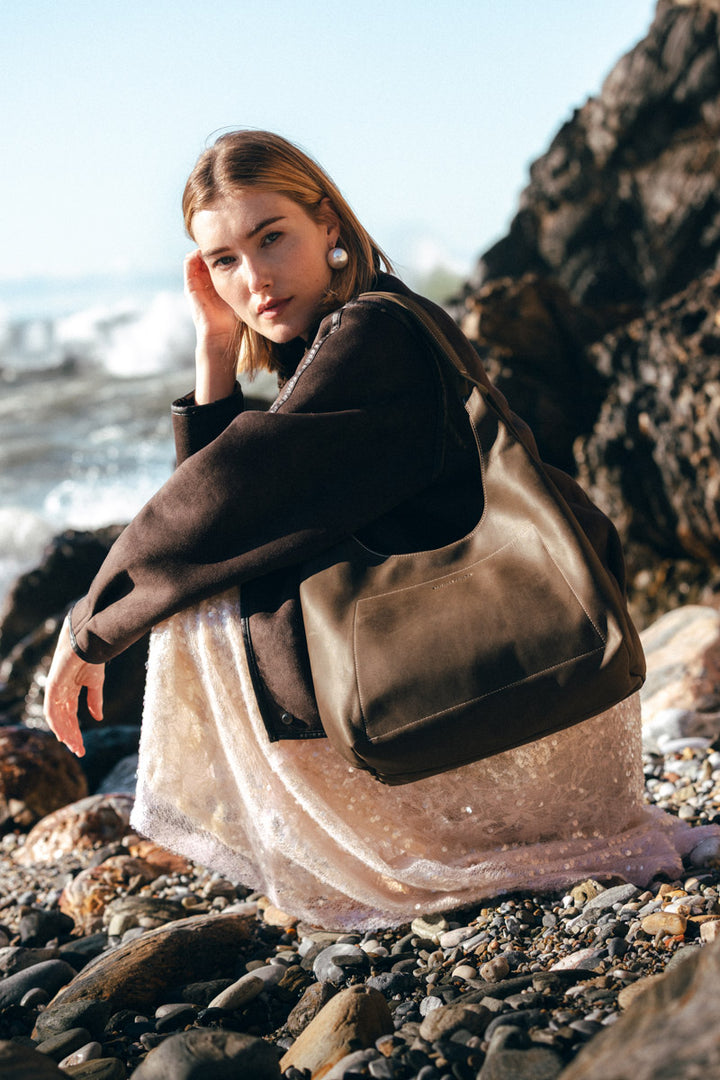 Sac à main en cuir pleine fleur AMAZONE coloris kaki, porté n°1 – Ateliers Fourès