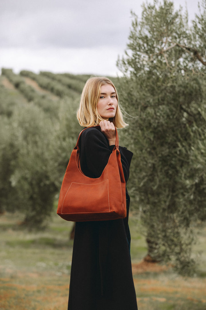 Sac à main en cuir pleine fleur AMAZONE coloris fauve, porté n°1 – Ateliers Fourès