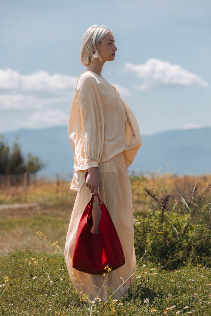 Sac à main en cuir pleine fleur AMAZONE coloris amour, porté n°1 – Ateliers Fourès