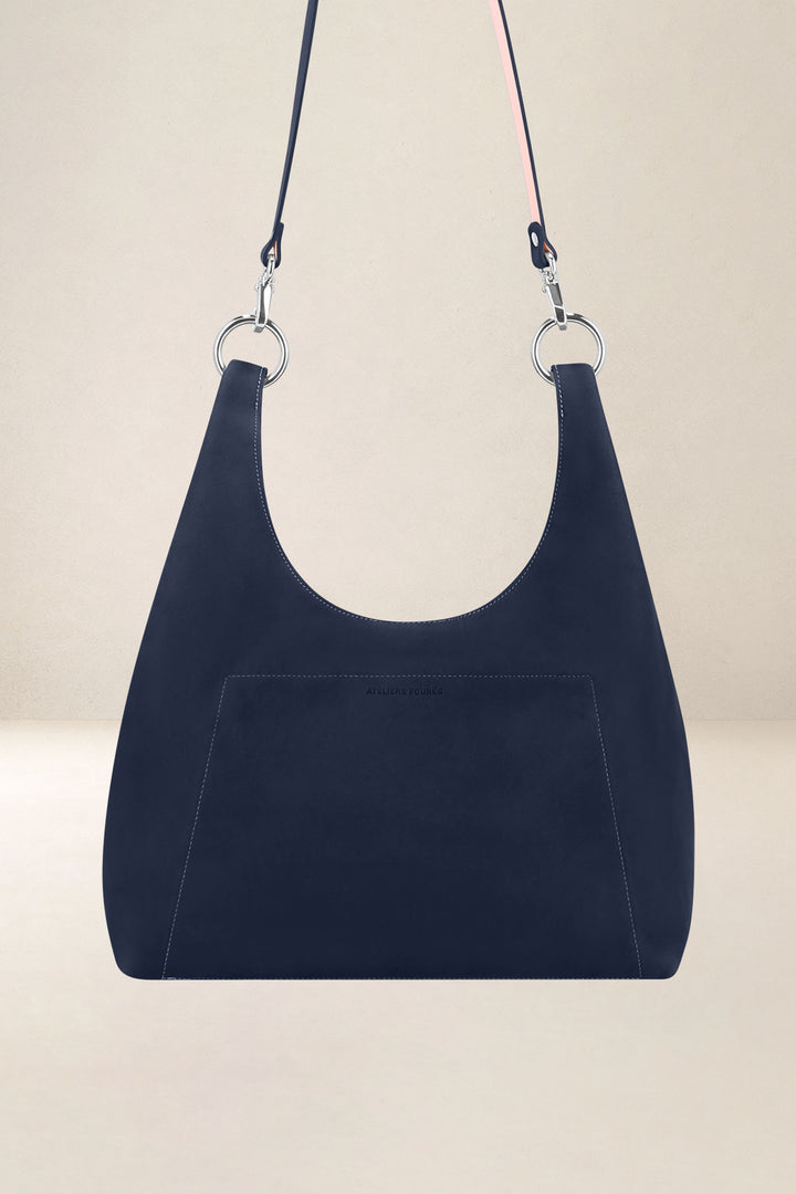 Sac bandoulière en cuir pleine fleur AMAZONE coloris minuit, vue d’ensemble – Ateliers Fourès