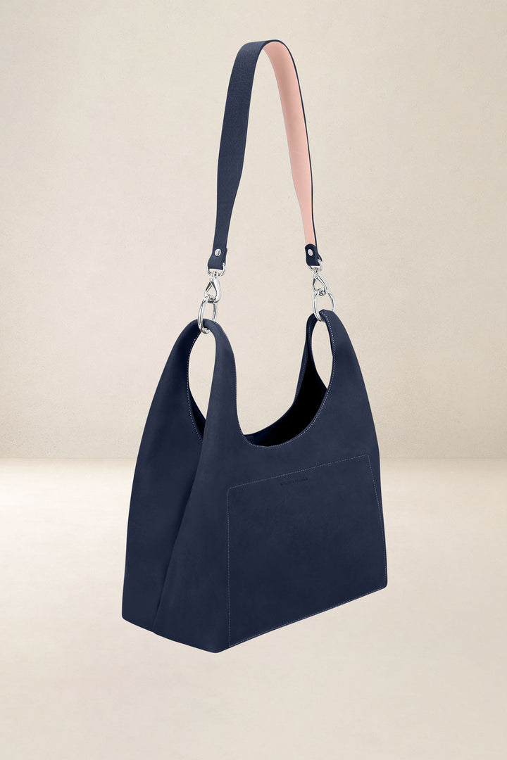 Sac bandoulière en cuir pleine fleur AMAZONE coloris minuit, vue de profil n°1 – Ateliers Fourès
