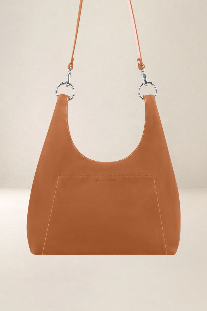 Sac bandoulière en cuir pleine fleur AMAZONE coloris lionne, vue d’ensemble – Ateliers Fourès