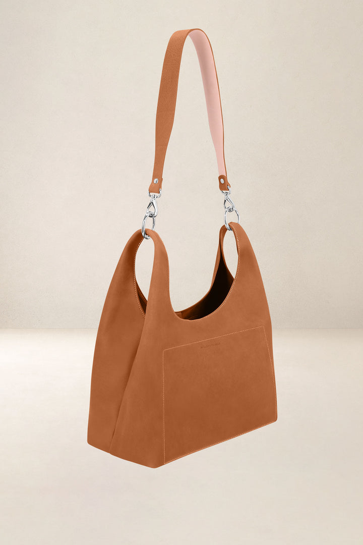 Sac bandoulière en cuir pleine fleur AMAZONE coloris lionne, vue de profil n°1 – Ateliers Fourès