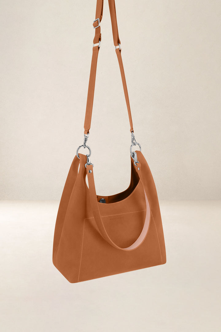 Sac bandoulière en cuir pleine fleur AMAZONE coloris lionne, vue de profil n°2 – Ateliers Fourès