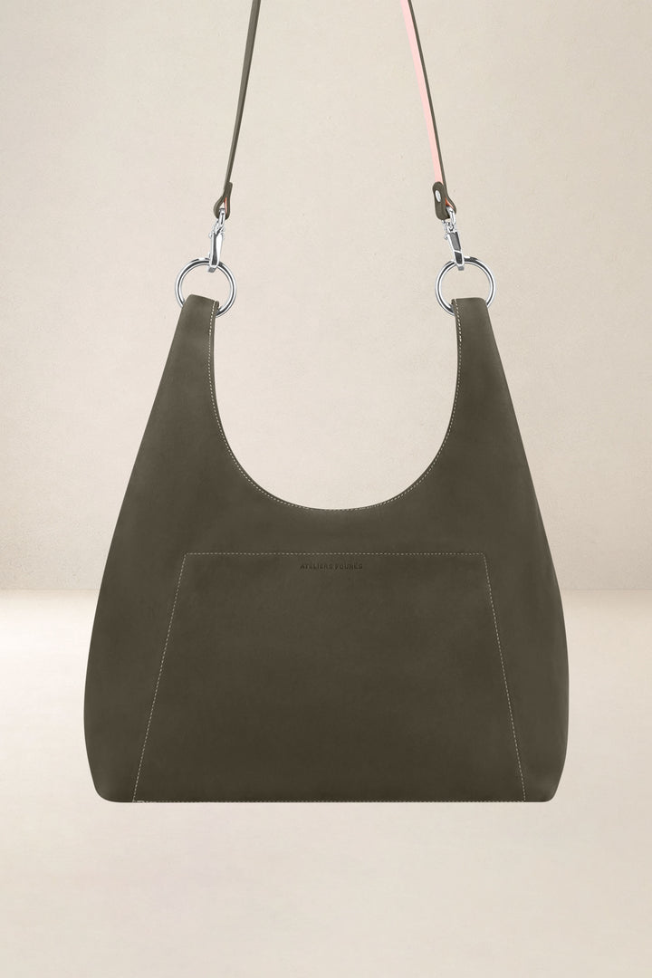 Sac bandoulière en cuir pleine fleur AMAZONE coloris kaki, vue d’ensemble – Ateliers Fourès