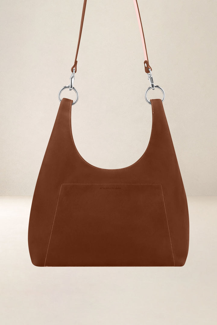 Sac bandoulière en cuir pleine fleur AMAZONE coloris fauve, vue d’ensemble – Ateliers Fourès
