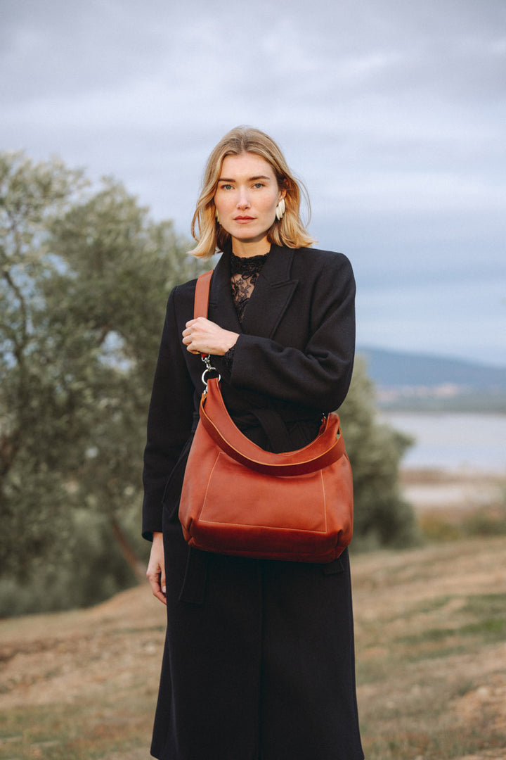 Sac bandoulière en cuir pleine fleur AMAZONE coloris fauve, porté à l’épaule n°1 – Ateliers Fourès