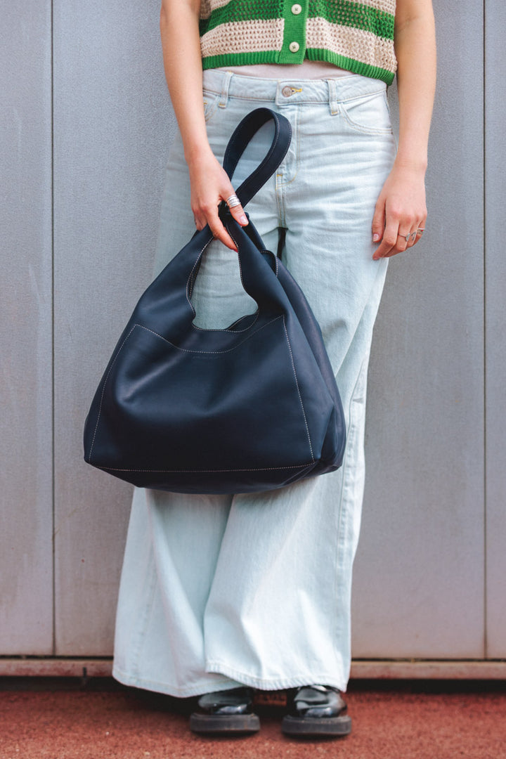 Sac de voyage en cuir pleine fleur AMAZONE coloris minuit, porté n°1 – Ateliers Fourès