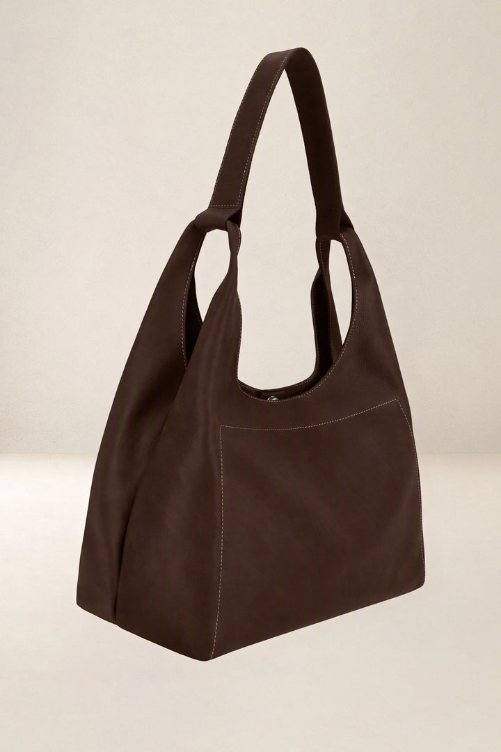 Grand sac cabas en cuir pleine fleur AMAZONE coloris chocolat, vue de profil n°2 – Ateliers Fourès