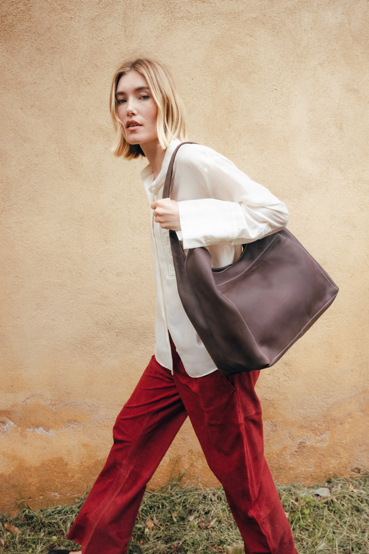 Grand sac cabas en cuir pleine fleur AMAZONE coloris chocolat, porté n°2 – Ateliers Fourès