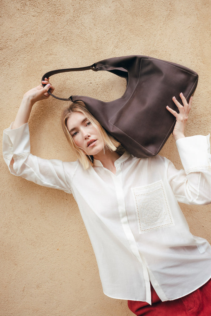 Grand sac cabas en cuir pleine fleur AMAZONE coloris chocolat, porté n°3 – Ateliers Fourès
