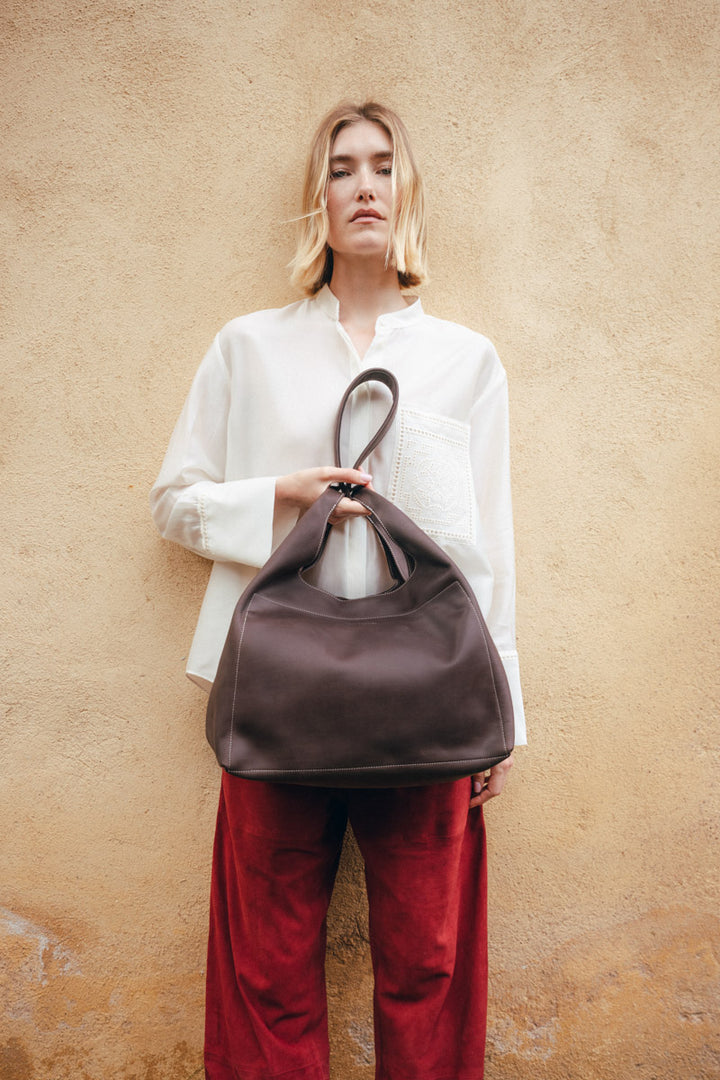 Grand sac cabas en cuir pleine fleur AMAZONE coloris chocolat, porté n°4 – Ateliers Fourès