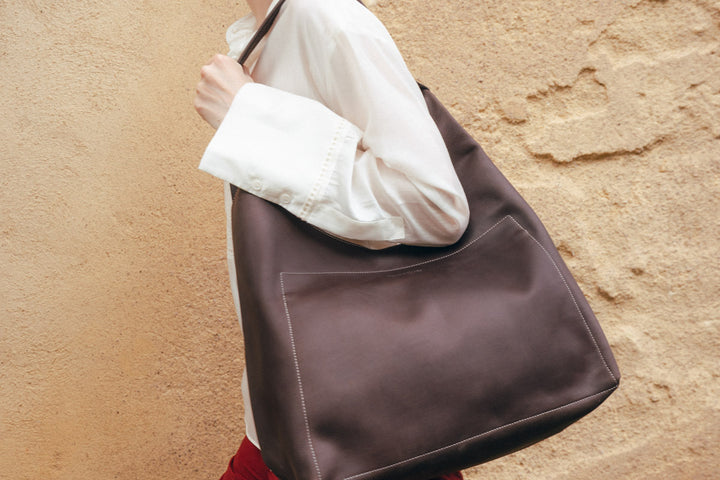 Grand sac cabas en cuir pleine fleur AMAZONE coloris chocolat, porté n°1 – Ateliers Fourès