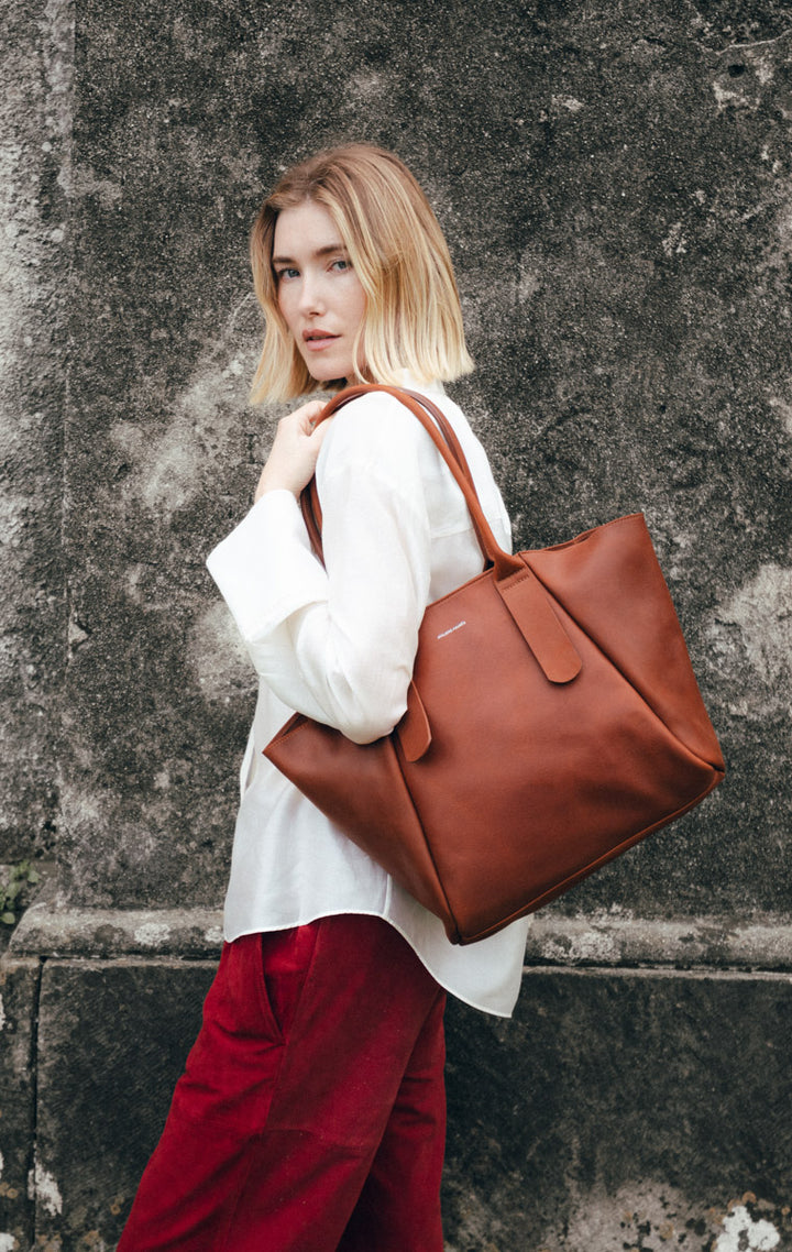 Sac de travail en cuir pleine fleur DÉMÉTER coloris fauve, porté à l’épaule n°1 – Ateliers Fourès