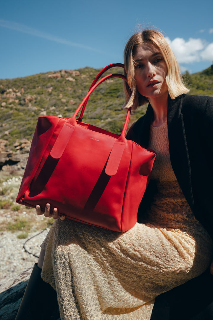 Sac de travail en cuir pleine fleur DÉMÉTER coloris amour, porté à l’épaule n°1 – Ateliers Fourès