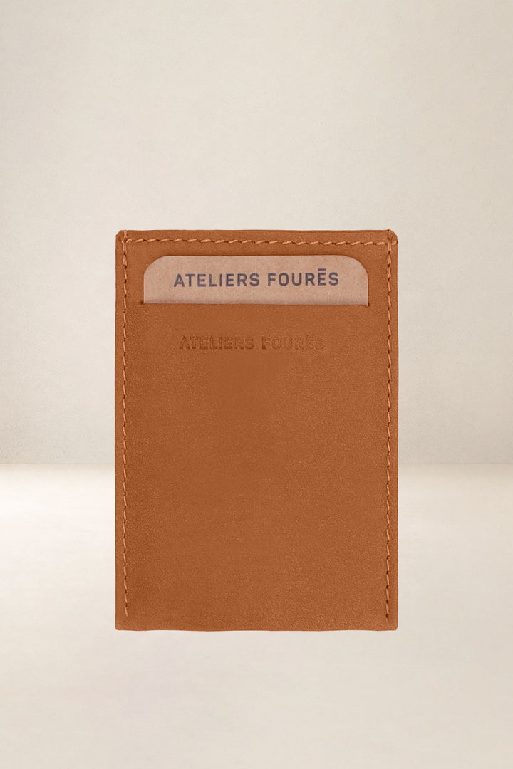 Porte-cartes en cuir pleine fleur MUSES coloris lionne, vue d’ensemble – Ateliers Fourès