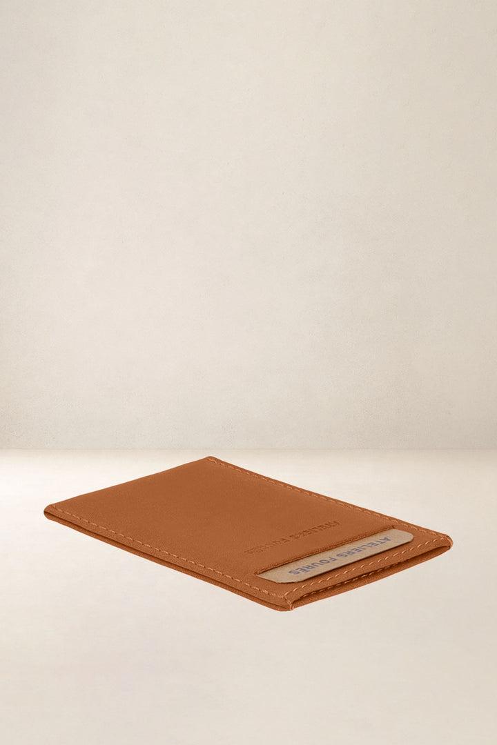Porte-cartes en cuir pleine fleur MUSES coloris lionne, vue de profil – Ateliers Fourès