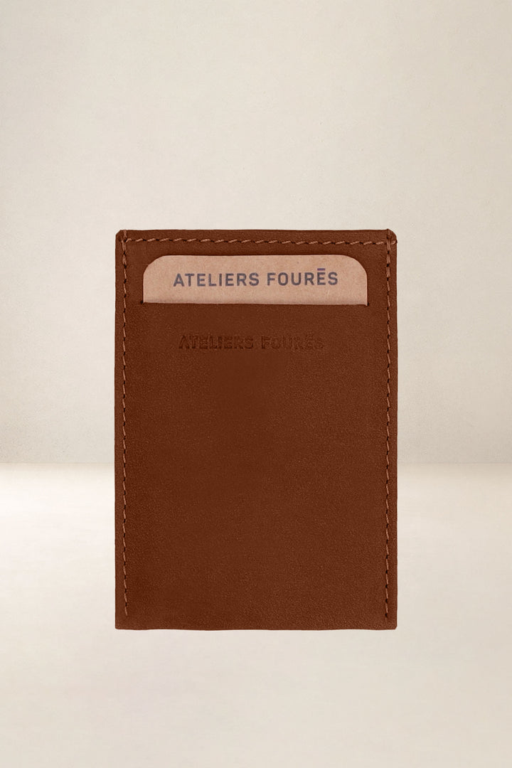 Porte-cartes en cuir pleine fleur MUSES coloris fauve, vue d’ensemble – Ateliers Fourès