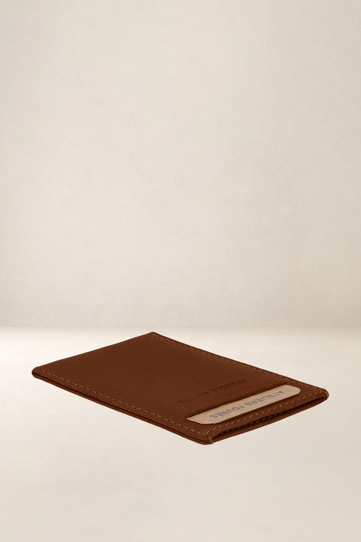 Porte-cartes en cuir pleine fleur MUSES coloris fauve, vue de profil – Ateliers Fourès