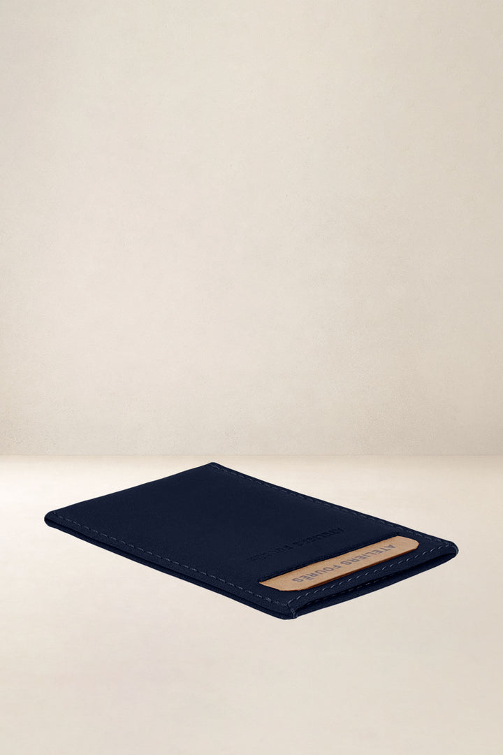 Porte-cartes en cuir pleine fleur MUSES coloris minuit, vue de profil – Ateliers Fourès