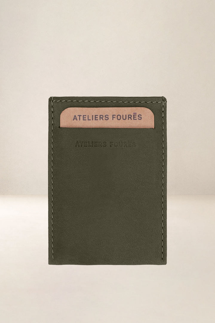 Porte-cartes en cuir pleine fleur MUSES coloris kaki, vue d’ensemble – Ateliers Fourès