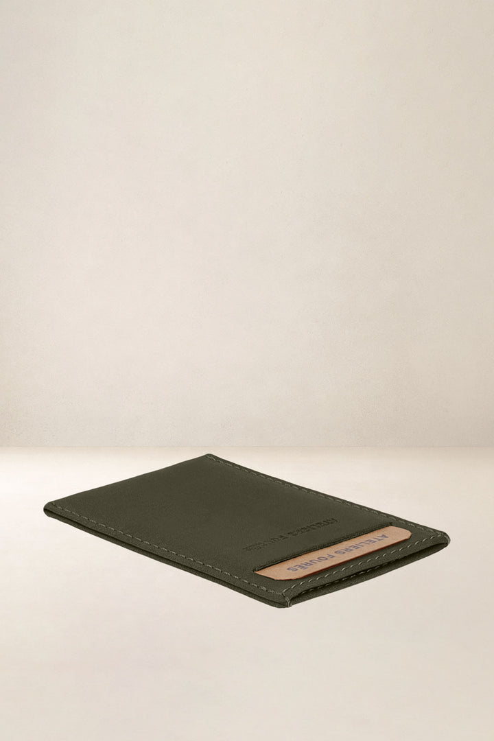 Porte-cartes en cuir pleine fleur MUSES coloris kaki, vue de profil – Ateliers Fourès