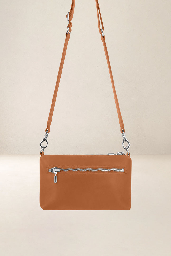 Sac bandoulière en cuir pleine fleur PHÈDRE coloris lionne, vue de dos – Ateliers Fourès