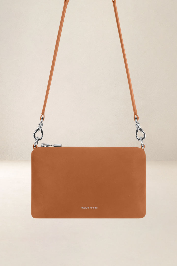 Sac bandoulière en cuir pleine fleur PHÈDRE coloris lionne, vue d’ensemble – Ateliers Fourès