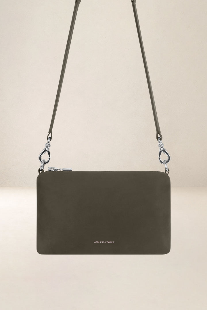 Sac bandoulière en cuir pleine fleur PHÈDRE coloris kaki, vue d’ensemble – Ateliers Fourès