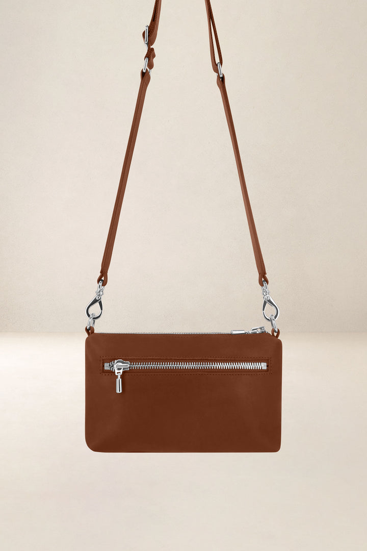 Sac bandoulière en cuir pleine fleur PHÈDRE coloris fauve, vue de dos – Ateliers Fourès