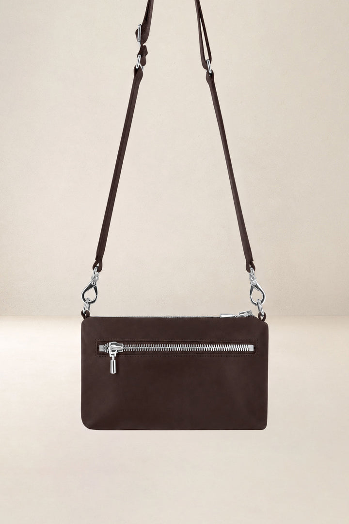 Sac bandoulière en cuir pleine fleur PHÈDRE coloris chocolat, vue de dos – Ateliers Fourès