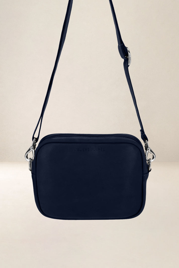 Mini sac en cuir pleine fleur AURA coloris minuit, vue d’ensemble – Ateliers Fourès