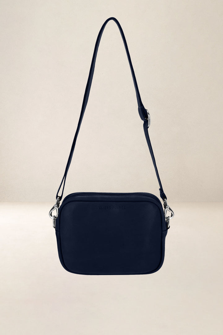 Mini sac en cuir pleine fleur AURA coloris minuit, vue de face – Ateliers Fourès