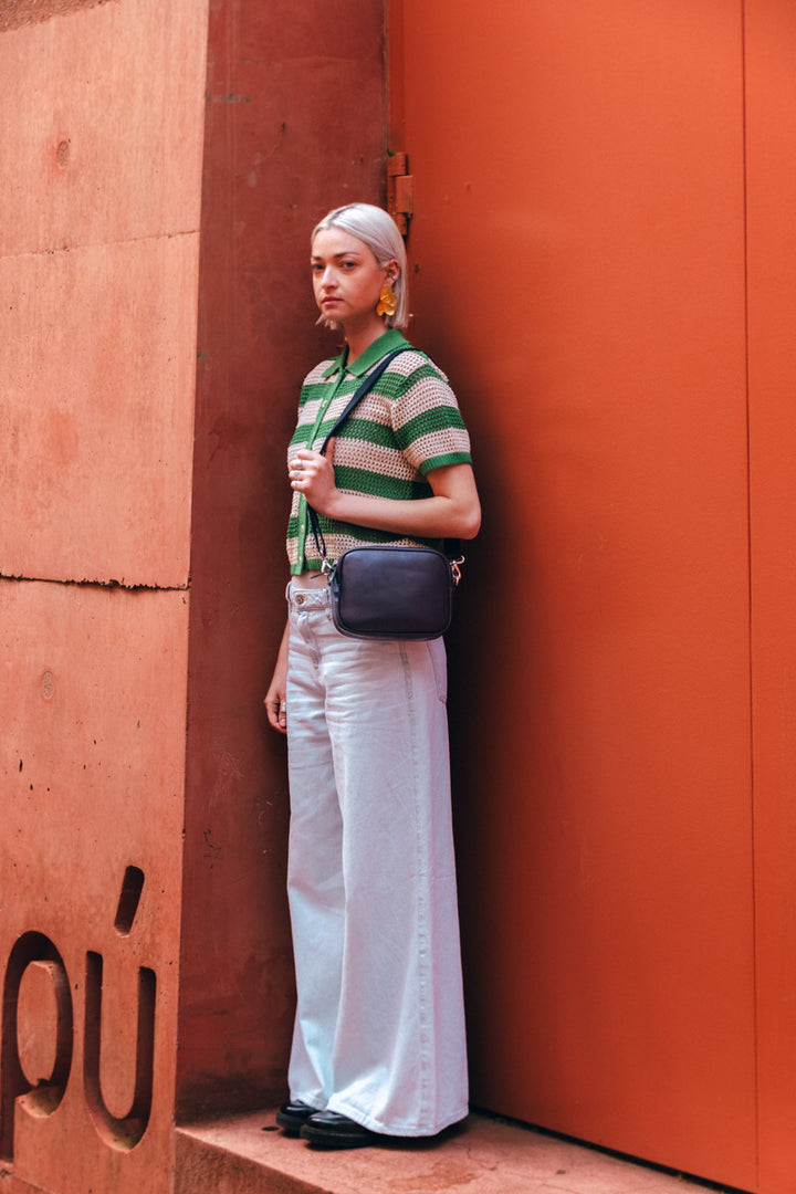 Mini sac en cuir pleine fleur AURA coloris minuit, porté n°2 – Ateliers Fourès