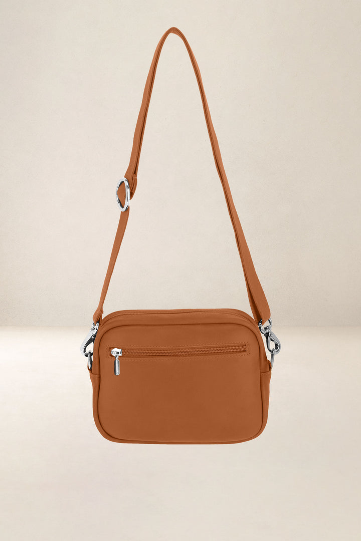 Mini sac en cuir pleine fleur AURA coloris lionne, vue de dos – Ateliers Fourès