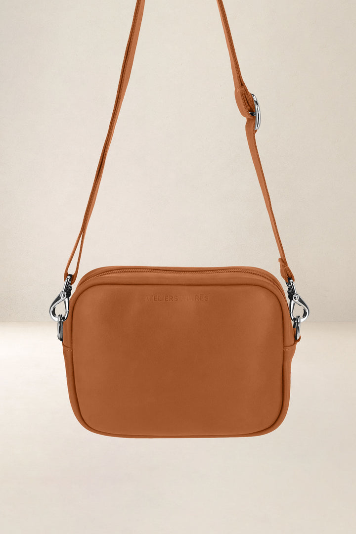 Mini sac en cuir pleine fleur AURA coloris lionne, vue d’ensemble – Ateliers Fourès