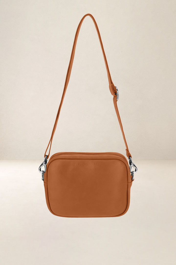 Mini sac en cuir pleine fleur AURA coloris lionne, vue de face – Ateliers Fourès