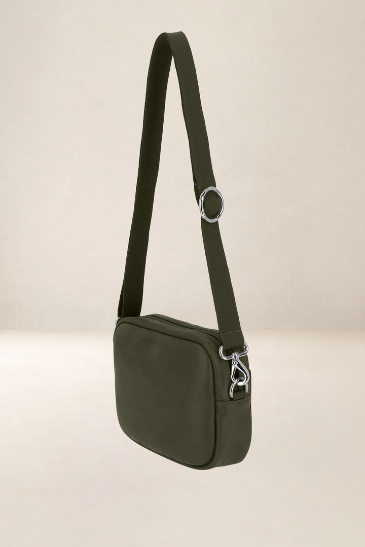 Mini sac en cuir pleine fleur AURA coloris kaki, vue de profil n°1 – Ateliers Fourès