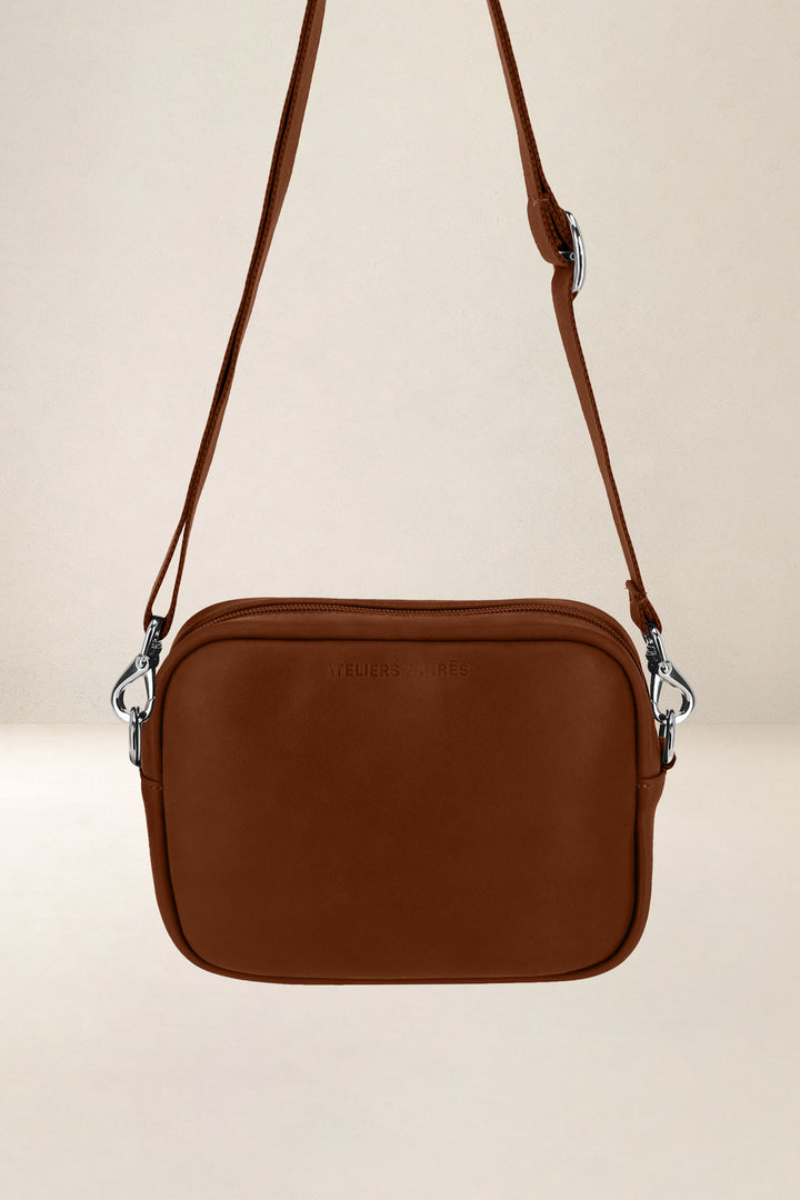Mini sac en cuir pleine fleur AURA coloris fauve, vue d’ensemble – Ateliers Fourès