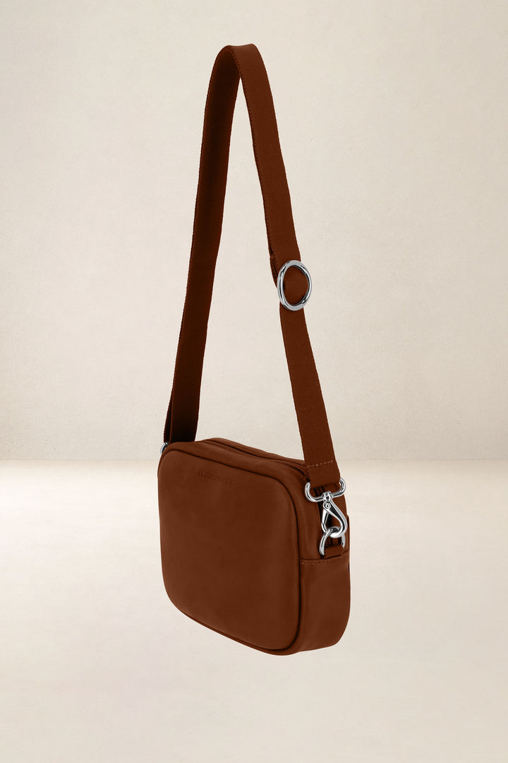 Mini sac en cuir pleine fleur AURA coloris fauve, vue de profil n°1 – Ateliers Fourès