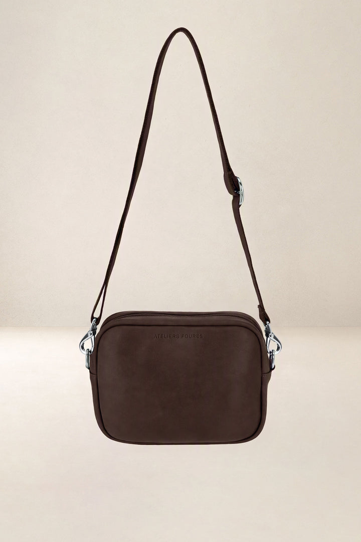 Mini sac en cuir pleine fleur AURA coloris chocolat, vue d’ensemble – Ateliers Fourès