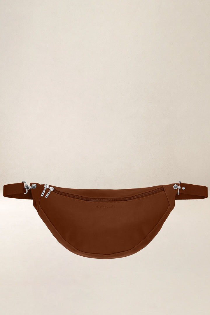 Banane en cuir pleine fleur ATALANTE coloris fauve, vue d’ensemble – Ateliers Fourès