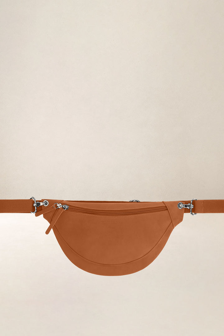 Banane en cuir pleine fleur ATALANTE coloris lionne, vue d’ensemble – Ateliers Fourès