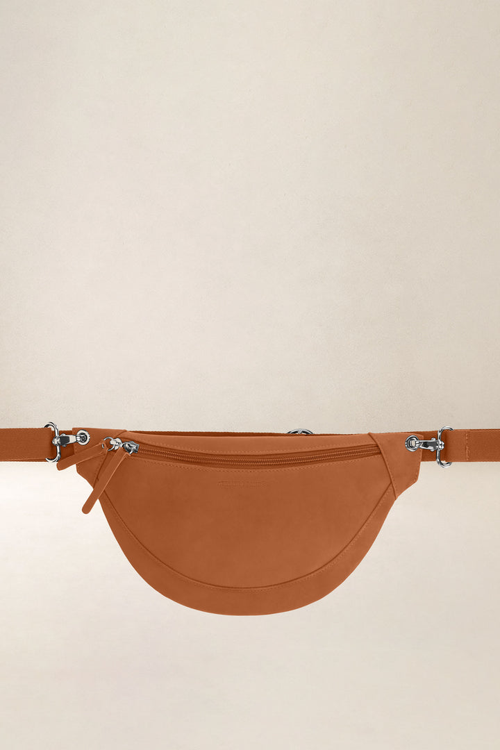 Banane en cuir pleine fleur ATALANTE coloris lionne, vue de face n°1 – Ateliers Fourès