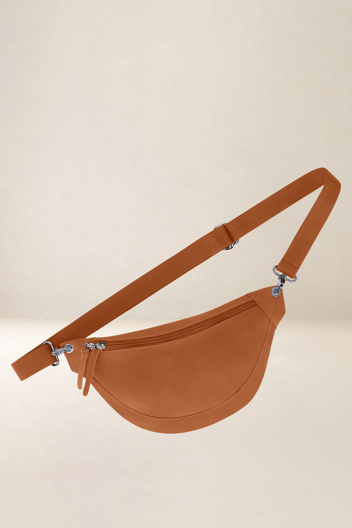 Banane en cuir pleine fleur ATALANTE coloris lionne, vue de face n°2 – Ateliers Fourès