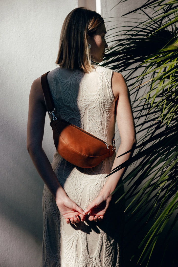 Banane en cuir pleine fleur ATALANTE coloris lionne, porté à la ceinture n°1 – Ateliers Fourès
