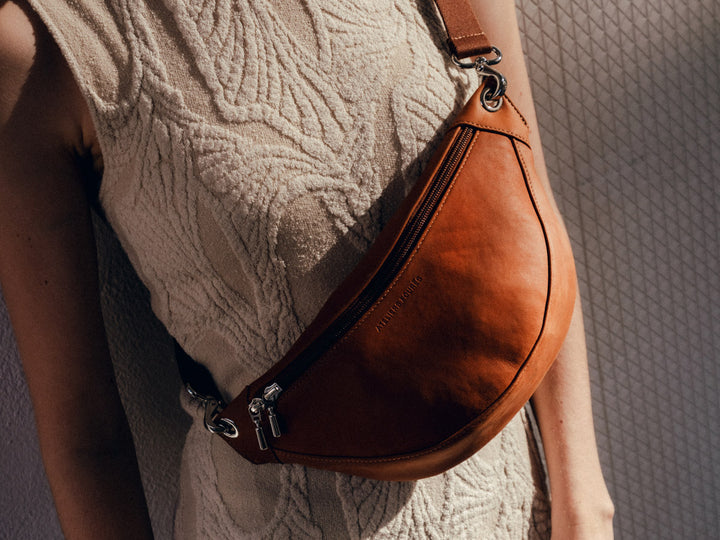 Banane en cuir pleine fleur ATALANTE coloris lionne, porté à la ceinture n°1 – Ateliers Fourès