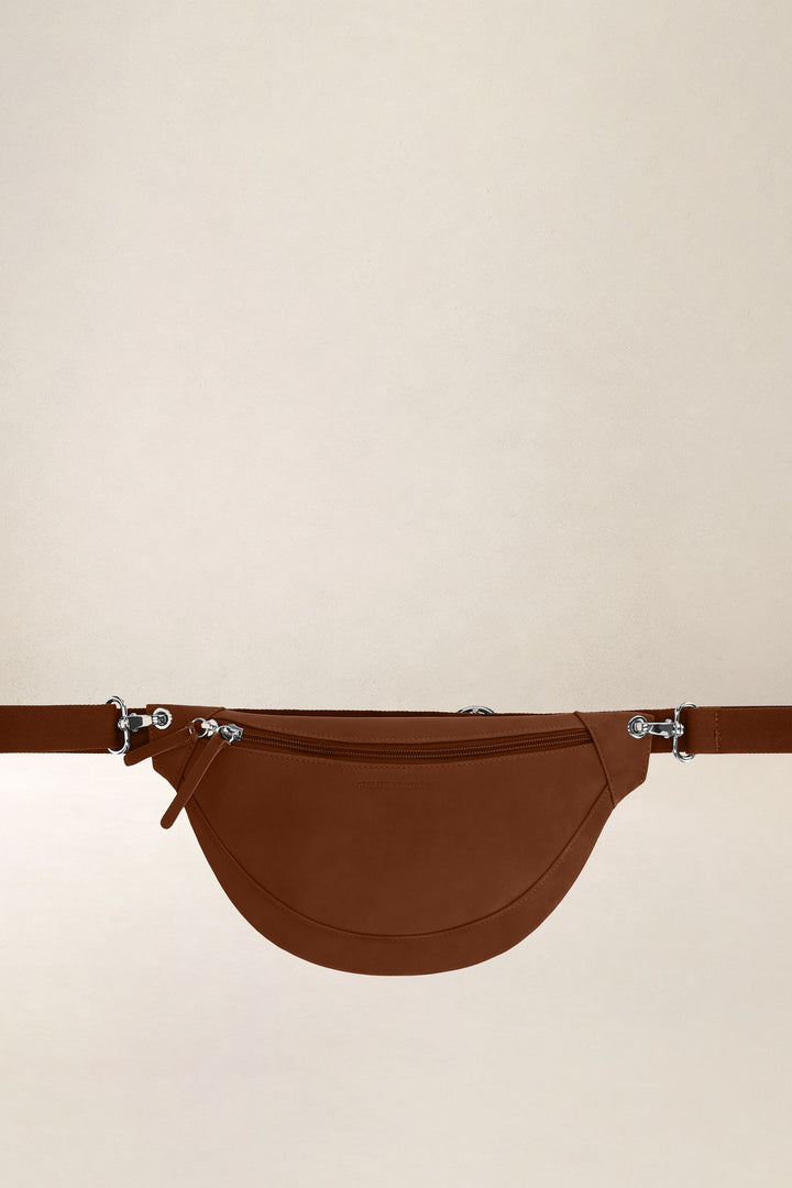 Banane en cuir pleine fleur ATALANTE coloris fauve, vue d’ensemble – Ateliers Fourès