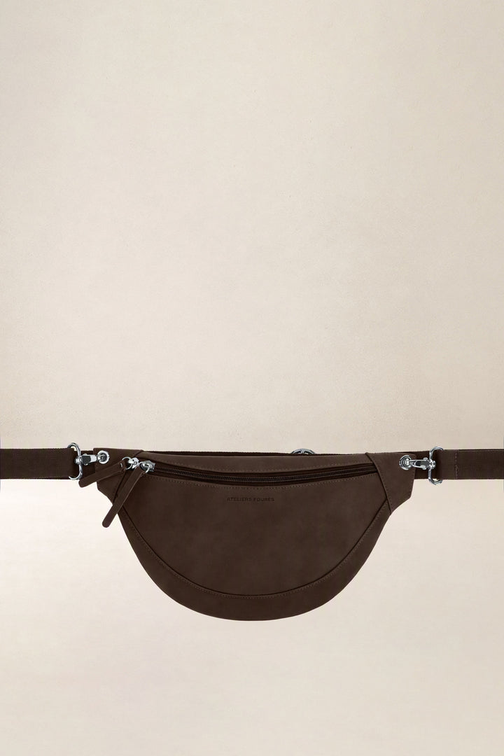 Banane en cuir pleine fleur ATALANTE coloris chocolat, vue d’ensemble – Ateliers Fourès